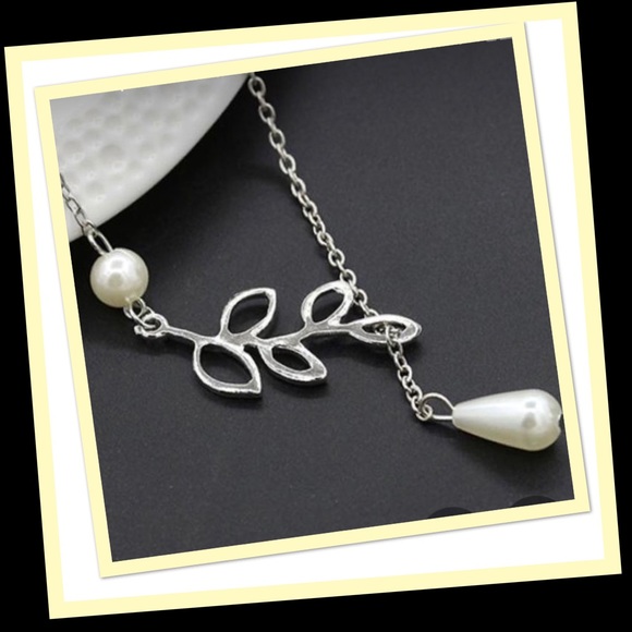 NWOT Silver Leaf Fashion Necklace w/ 2 Faux Pearls - Picture 2 of 5